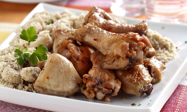 Frango assado no leite de coco com farofa de banana