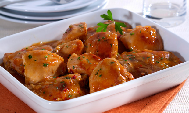 Frango cozido ao molho de maracujá e cachaça