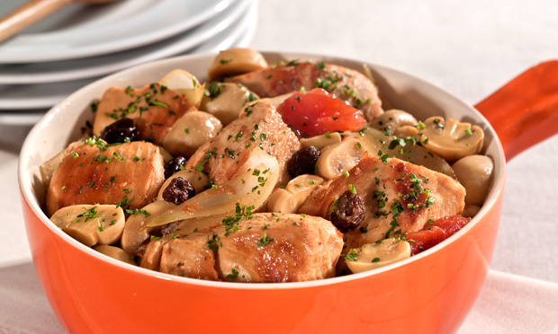Frango de panela ao molho de tomate e cogumelos
