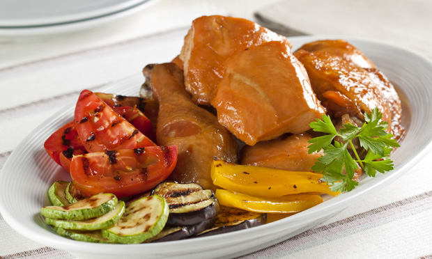 Frango dourado com legumes grelhados