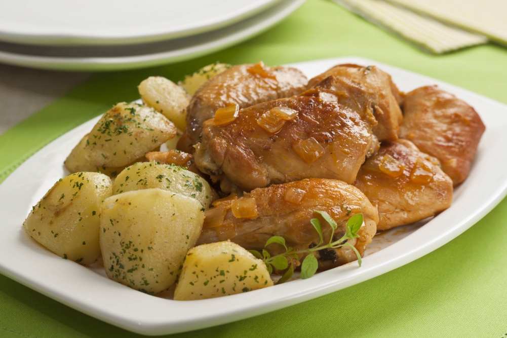 Frango na cachaça com batatas douradas