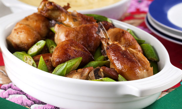 Frango com quiabo e polenta