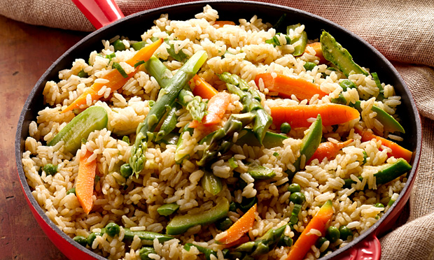 Frigideira de arroz e legumes com curry verde