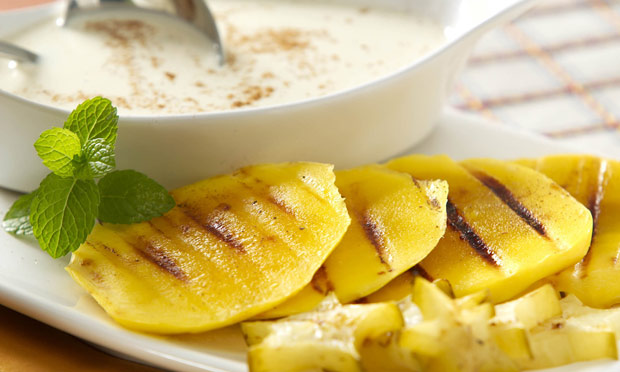 Fruta grelhada ao creme de amêndoas