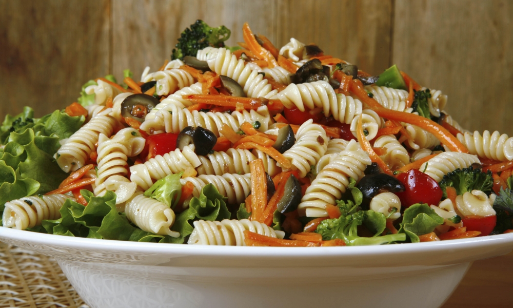 Salada de macarrão com carne louca funcional
