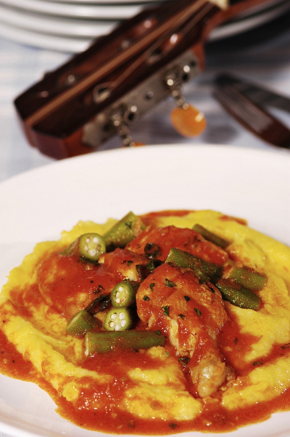 Galinha com quiabo e polenta