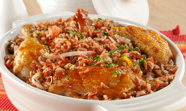 Galinhada com arroz vermelho e creme de feijão-branco