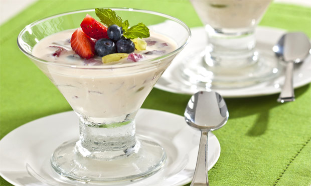 Gelado de leite condensado e frutas