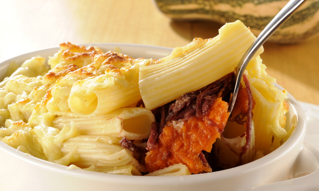 Gratinado nordestino com macarrão, abóbora e carne-seca