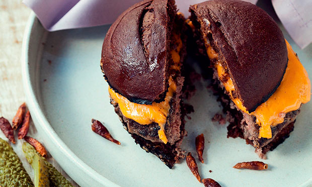 Hambúrguer com cheddar no pão preto