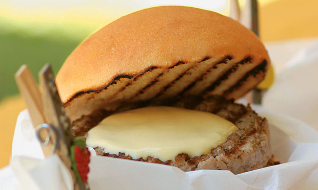 Hambúrguer com molho de queijo