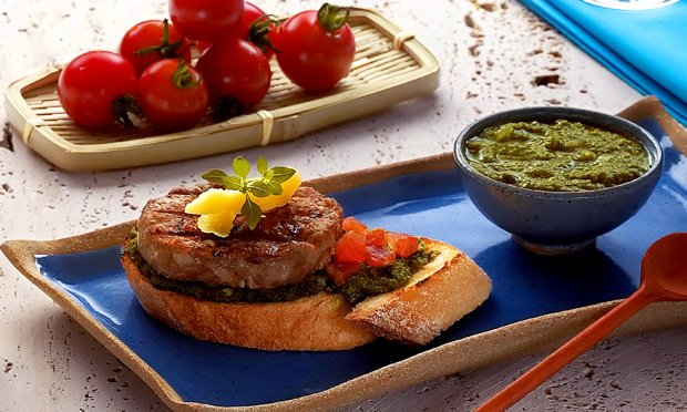 Hambúrger com pesto crocante