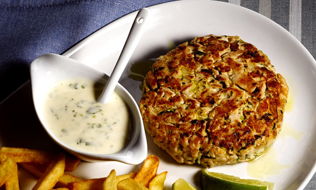 Hambúrguer de atum com molho de maionese