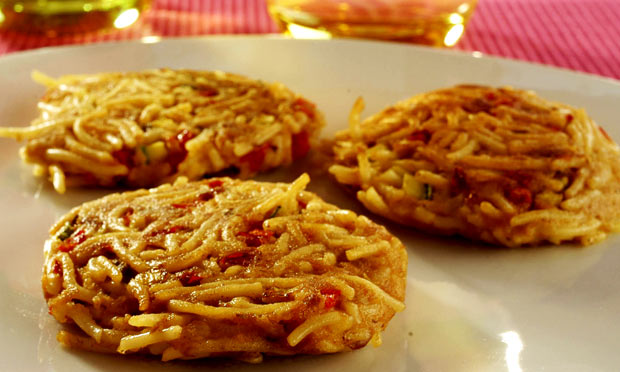 Hambúrguer de espaguete com atum