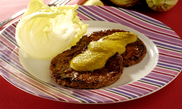 Hambúrguer com molho picante de abobrinha