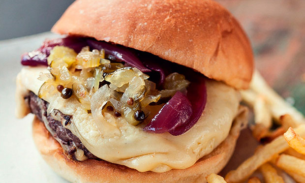 Hambúrguer com queijo gruyére