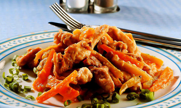 Iscas de lombo com legumes