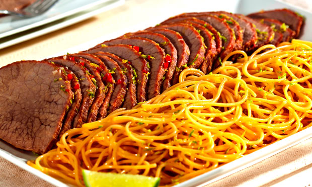 Lagarto assado com macarrão superprático