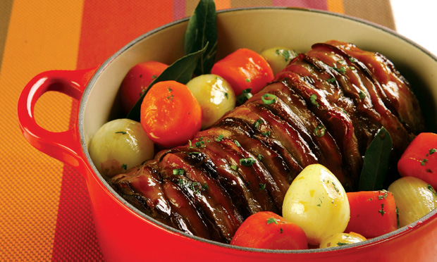 Lagarto com vinho e legumes