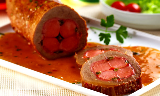 Lagarto de panela recheado com salsicha