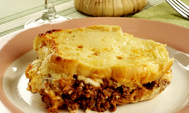 Lasanha de carne moída e pão