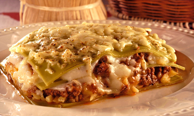 Lasanha verde com dois molhos