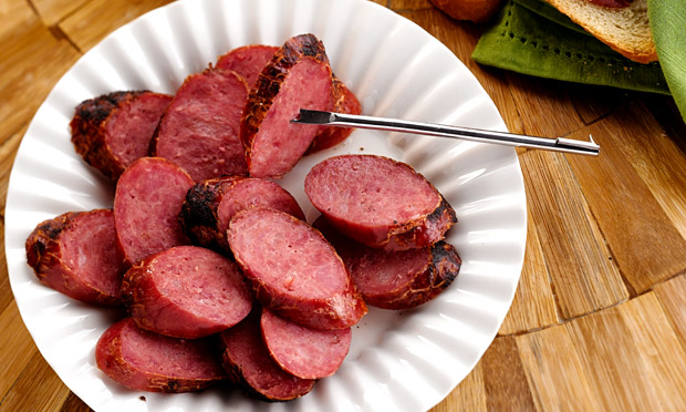 Linguiça portuguesa defumada flambada na cachaça