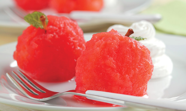 Maçã cozida na gelatina de morango