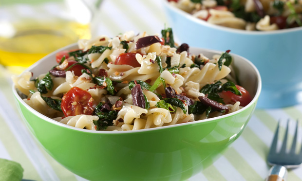 Macarrão ao alho e óleo com tomate e rúcula