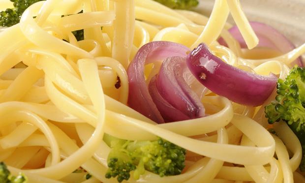 Macarrão com brócolis e cebola