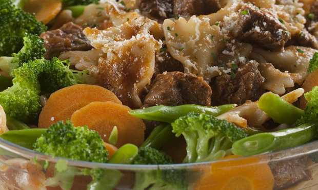 Macarrão com carne e legumes