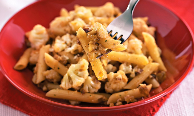 Macarrão com couve-flor e uva passa