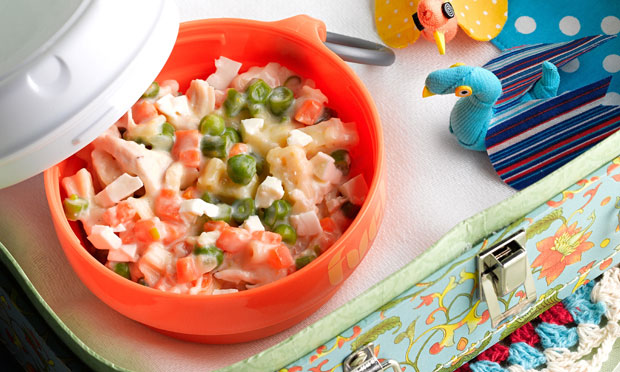 Macarrão com frango e legumes ao molho branco