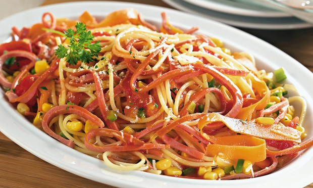 Macarrão com salsicha de frango e legumes
