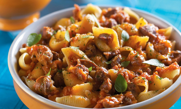 Macarrão com tomate e miúdos de frango
