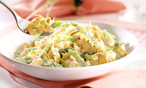 Macarrão cremoso com vagem e amendoim