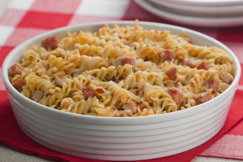 Macarrão de forno com maionese e linguiça