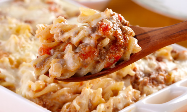 Macarrão aos dois molhos gratinado