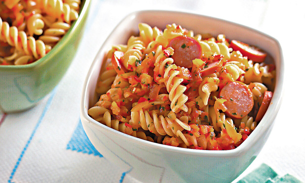 Macarrão com molho de pimentão e salsicha
