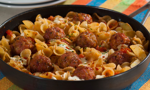 Macarrão prático com almôndegas de linguiça