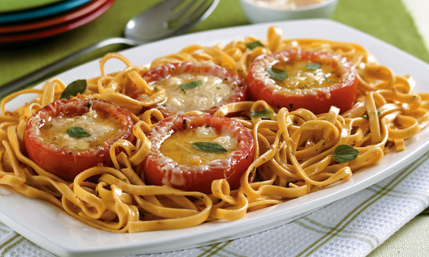 Macarrão com tomates recheados de queijo