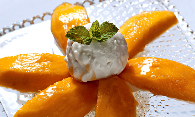 Manga grelhada com mel e sorvete