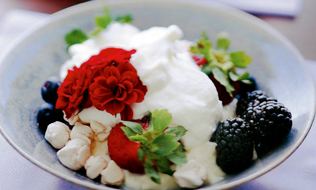Merengue com frutas e minirrosas vermelhas