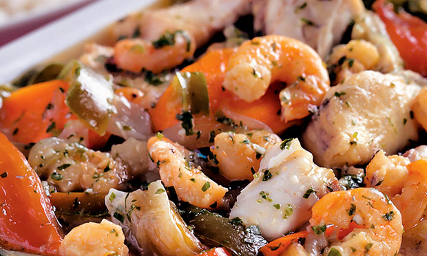 Moqueca de peixe e camarão