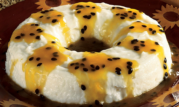 Musse de coco com calda de maracujá