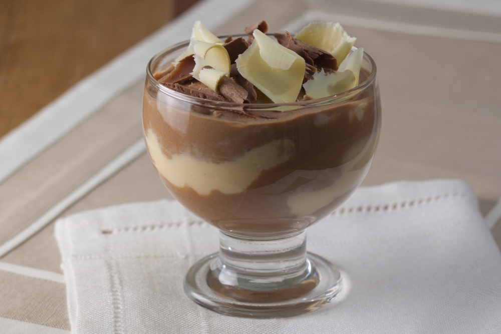 Musse mesclada de baunilha e chocolate