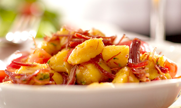 Nhoque de mandioquinha com carne seca