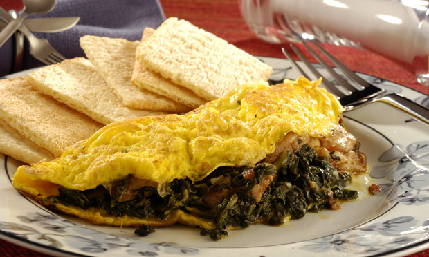 Omelete de espinafre com linguiça