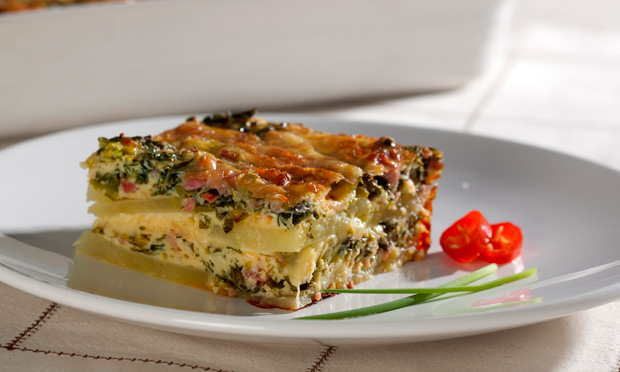 Omelete de forno com batata e linguiça