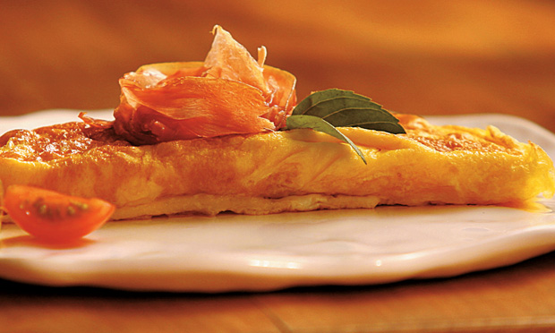 Omelete com presunto cru